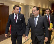 Le Premier ministre luxembourgeois, Xavier Bettel, et le Président français, François Hollande, lors du Conseil européen du 26 juin 2015. (@ European Union)