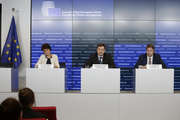 Marianne Thyssen,Valdis Dombrovskis et Uldis Augulis, membres de la Commission européenne, lors de la conférence de presse à l'issue de Conseil EPSCO du 18 juin 2015 à Luxembourg (c) Conseil de l'UE