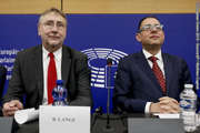 Bernd Lange (S&D), rapporteur pour la commission INTA du rapport sur le TTIP, avec Gianni Pittella, président du groupe S&D au Parlement européen (Source : PE)