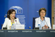 Giulia Moi (EFDD) et Renate Sommer (PPE) lors d'une conférence de presse sur l'interdiction du clonage des animaux (Source : PE)