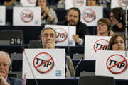 Des députés européens de la droite avec des pancartes contre le TTIP (Source: PE)