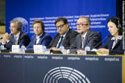 Les négociteurs du Parlement européen, de la Commission et du Conseil lors de la conférence de presse à l'issue du premier trilogue sur la protection des données (c) Parlement européen
