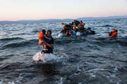Un groupe de réfugiés syriens arrivent sur l'île de Lesbos près de Skala Sykaminias, en Grèce, après avoir effectué la traversée à bord d'un canot pneumatique depuis la Turquie.  Photo HCR