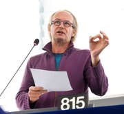 Claude Turmes en plénière le 6 octobre 2015 lors d'un débat sur les émissions dans le secteur automobile © European Union 2015 - Source : EP / Geneviève Engel