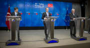 Ahmet Davutoğlu, Donald Tusk et Jean-Claude Juncker © The European Union