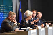 Klaus REGLING, Christine LAGARDE, Jeroen DIJSSELBLOEM et Pierre MOSCOVICI à l'issue de la réunion de l'Eurogroupe du 16 juin 2016 (c) Union européenne / Le Conseil de l'UE
