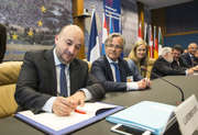 Etienne Schneider signe une déclaration qui établit une feuille de route pour construire un réseau intégré de parcs éoliens en mer du Nord (Luxembourg, 6 juin 2016)