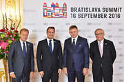 Donald TUSK, Xavier BETTEL, Robert FICO et Jean-Claude JUNCKER à Bratislava le 16 septembre 20116 (c) Union européenne / Le Conseil de l'UE