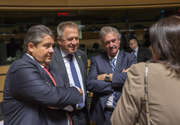 Sigmar Gabriel, Zdravko Pocivalsek et Jean Asselborn en discussion avec Ann Linde lors du Conseil Affaires étrangères Commerce à Luxembourg le 18 octobre 2016 (c) Union européenne / Le Conseil de l'UE