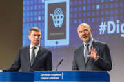 Andrus Ansip et Pierre Moscovici ont présenté devant la presse les propositions de la Commission en matière de TVA sur le commerce électronique le 1er décembre 2016 (c) Union européenne / Commission européenne